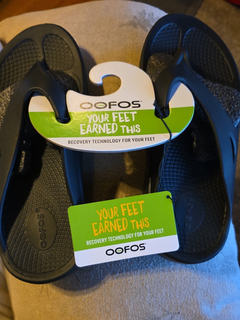 OOFOS Black Recovery Flip Sandals
